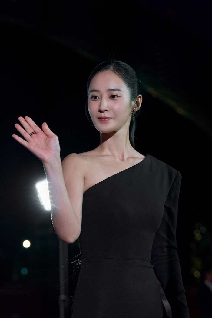 Kwon Yu-ri lit up the 29th BIFF. Red carpet → GV. Outdoor talk 'Special presence'