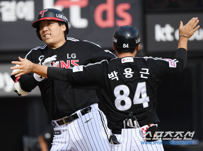 '0% Miracle'Oh Ji-hwan-Shin Min-jae's absurd collision' Park Young-hyun 10-out perfect Shim Woo-jun's walk-off hit in the bottom of the 11th inning KT's 6-5 come-from-behind victory. a life on the edge of a cliff. Game 5 will be decided.