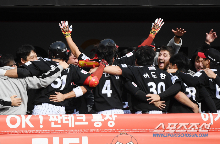 '0% Miracle'Oh Ji-hwan-Shin Min-jae's absurd collision' Park Young-hyun 10-out perfect Shim Woo-jun's walk-off hit in the bottom of the 11th inning KT's 6-5 come-from-behind victory. a life on the edge of a cliff. Game 5 will be decided.