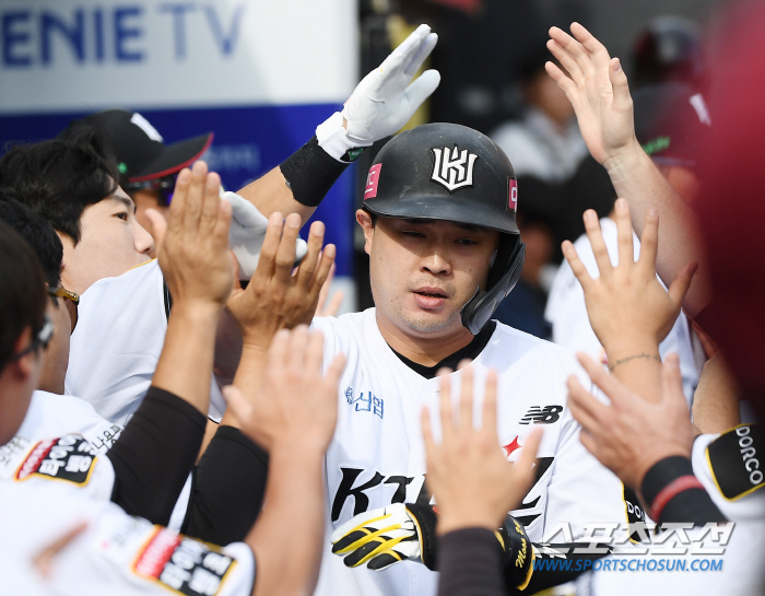 '0% Miracle'Oh Ji-hwan-Shin Min-jae's absurd collision' Park Young-hyun 10-out perfect Shim Woo-jun's walk-off hit in the bottom of the 11th inning KT's 6-5 come-from-behind victory. a life on the edge of a cliff. Game 5 will be decided.