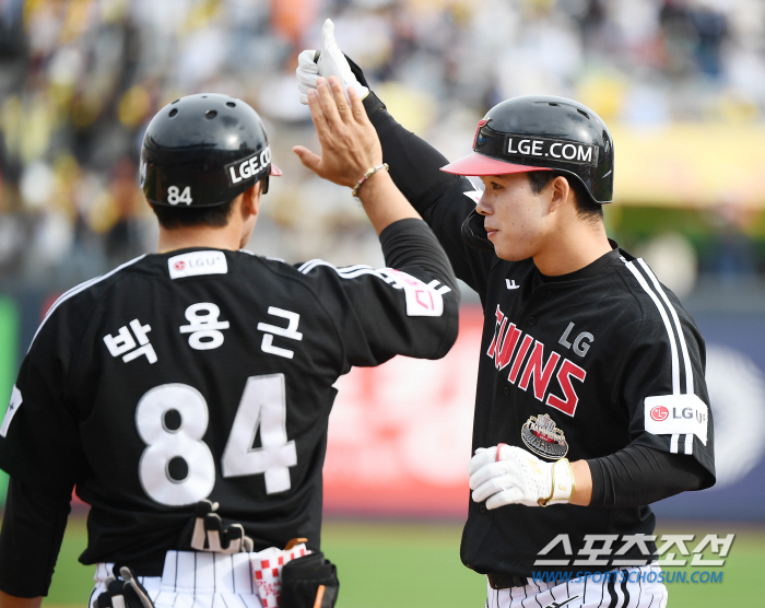 '0% Miracle'Oh Ji-hwan-Shin Min-jae's absurd collision' Park Young-hyun 10-out perfect Shim Woo-jun's walk-off hit in the bottom of the 11th inning KT's 6-5 come-from-behind victory. a life on the edge of a cliff. Game 5 will be decided.