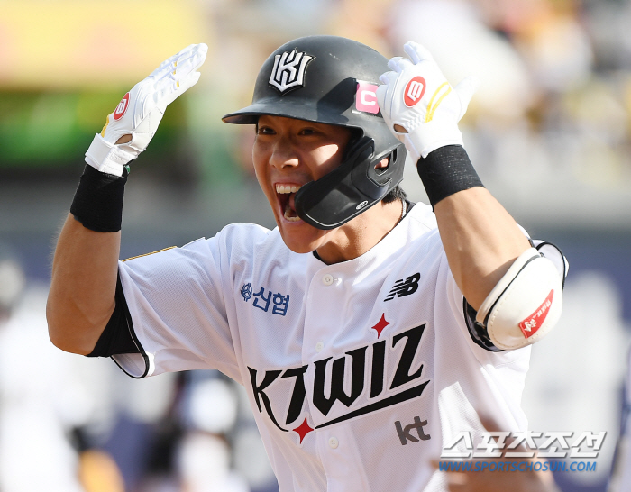 '0% Miracle'Oh Ji-hwan-Shin Min-jae's absurd collision' Park Young-hyun 10-out perfect Shim Woo-jun's walk-off hit in the bottom of the 11th inning KT's 6-5 come-from-behind victory. a life on the edge of a cliff. Game 5 will be decided.