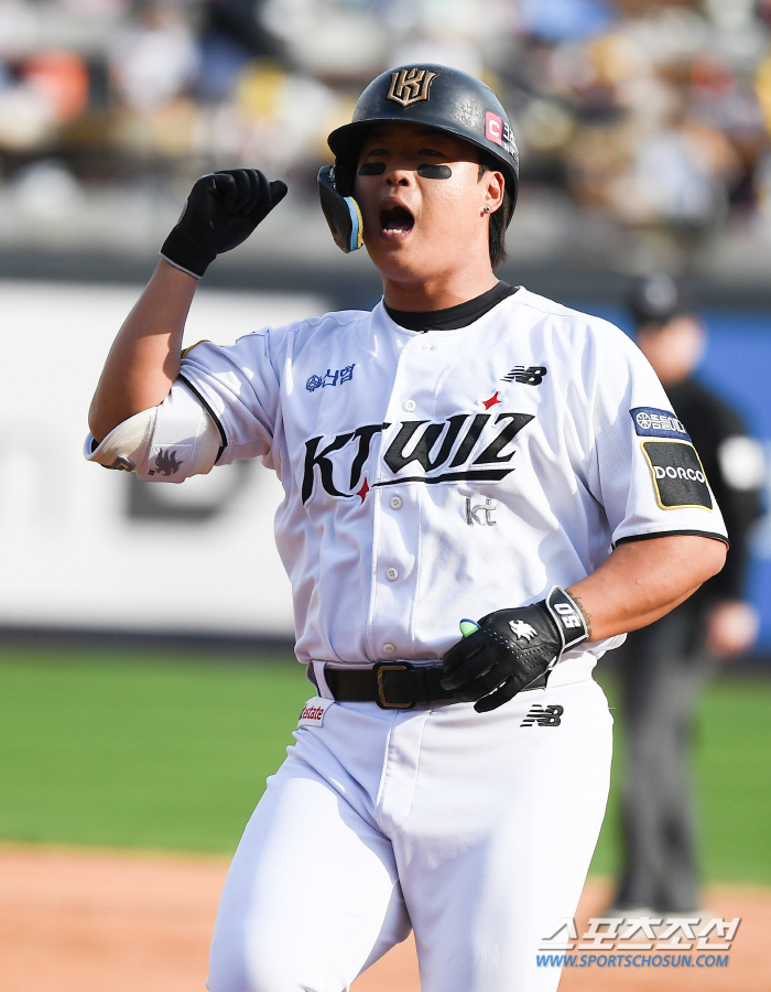 '0% Miracle'Oh Ji-hwan-Shin Min-jae's absurd collision' Park Young-hyun 10-out perfect Shim Woo-jun's walk-off hit in the bottom of the 11th inning KT's 6-5 come-from-behind victory. a life on the edge of a cliff. Game 5 will be decided.
