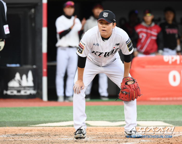 '0% Miracle'Oh Ji-hwan-Shin Min-jae's absurd collision' Park Young-hyun 10-out perfect Shim Woo-jun's walk-off hit in the bottom of the 11th inning KT's 6-5 come-from-behind victory. a life on the edge of a cliff. Game 5 will be decided.