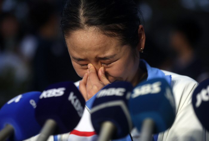 'It's so hard. Please show more love for badminton.' Ahn finally sobbed First Public Interview Since Successful Return