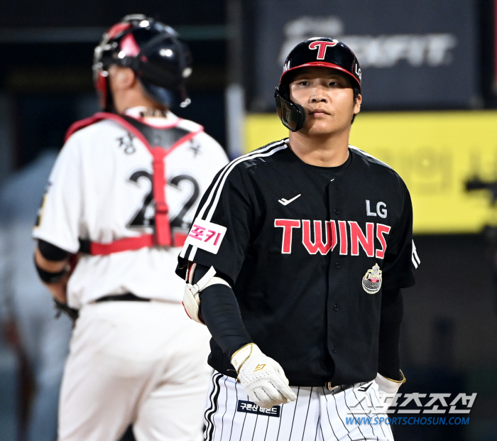 No hit in 12 at-bats, surprise bunt, sacrifice bunt No. 4...Director Yeom Kyung-yeop said, ''Moon Bo-kyung, still number 4'' 