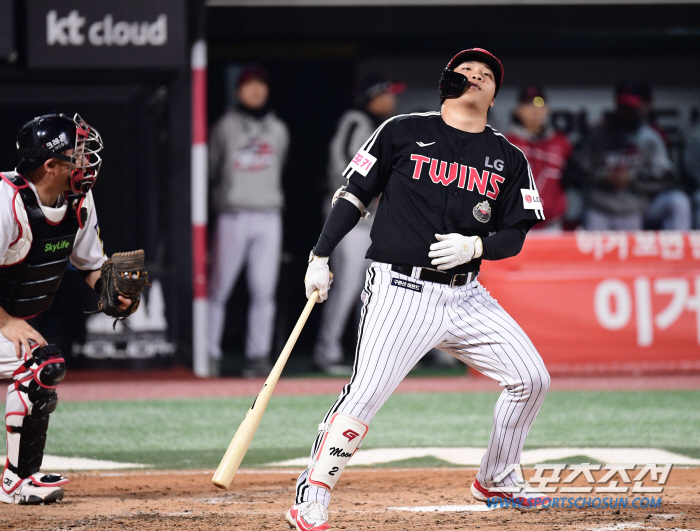 No hit in 12 at-bats, surprise bunt, sacrifice bunt No. 4...Director Yeom Kyung-yeop said, ''Moon Bo-kyung, still number 4'' 