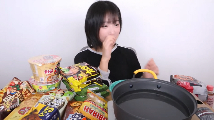 Tzuyang returns to mukbang after 3 months 'After enduring hell, her mental state improved' 