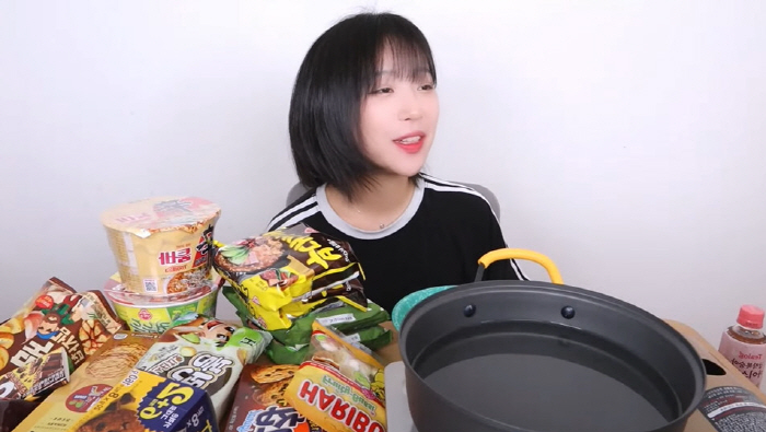 Tzuyang returns to mukbang after 3 months 'After enduring hell, her mental state improved' 