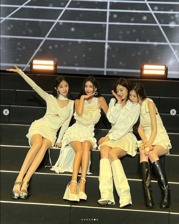 'Divorce Hwang Jae-gyun' Ji-yeon couldn't laugh aloneA blank expression in the group photo with the members