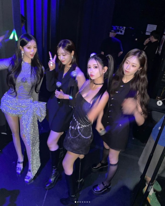 'Divorce Hwang Jae-gyun' Ji-yeon couldn't laugh aloneA blank expression in the group photo with the members