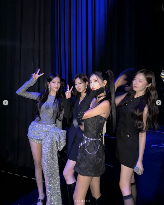 'Divorce Hwang Jae-gyun' Ji-yeon couldn't laugh aloneA blank expression in the group photo with the members