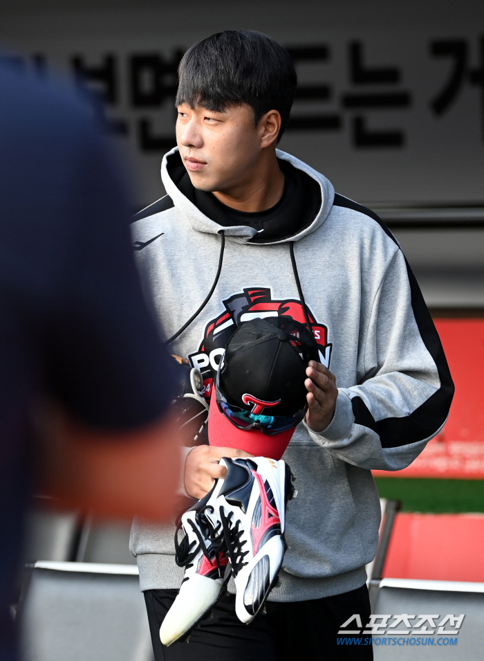 Full base with no outs → 2 outs, 2S...Was it because I was too excited? Why did Jung Woo-young go head-to-head for the third pitch