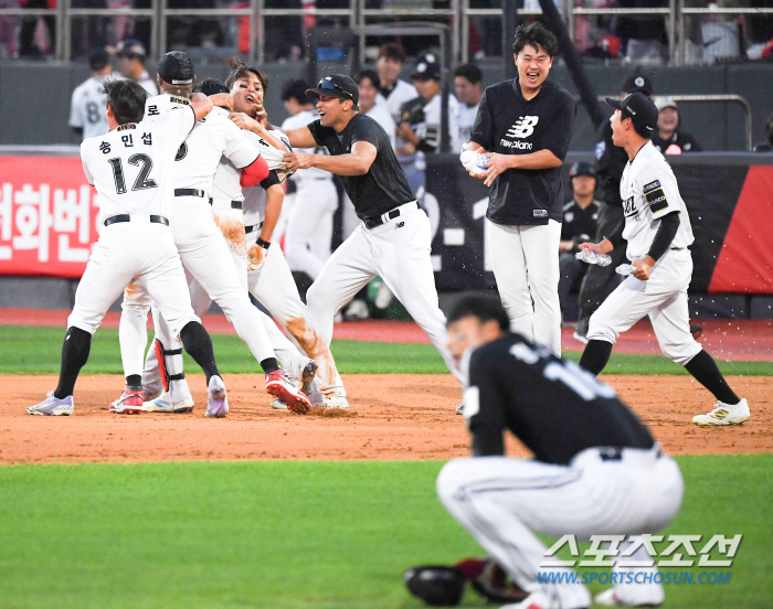 Full base with no outs → 2 outs, 2S...Was it because I was too excited? Why did Jung Woo-young go head-to-head for the third pitch