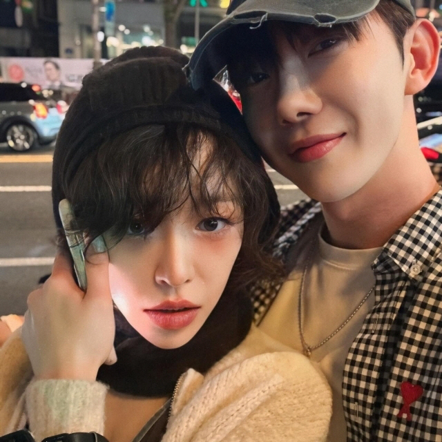 Ga-in meets her ex-husband Jo Kwon and gives her a back hug..I'm so skinny that I can't recognize you