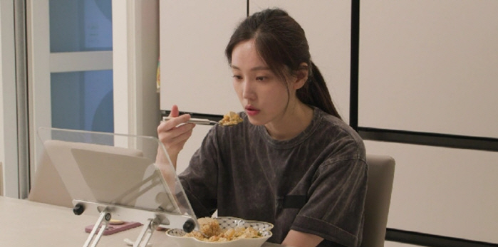 Han Jae-yi, a 'national affair woman' who has been in the family for 14 years, demonstrates her experiences ('Omniscient Interferee')