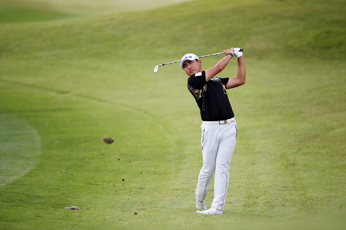 Hangzhou Kim Woo-young, Baeksong Holdings-Asiad CC Busan Open Day 1 with 2 wins of 6 under-par KPGA 'Jeong Jo-joon'