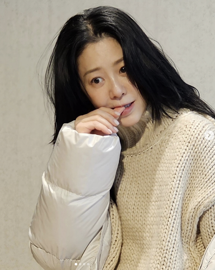 Ko Hyun-jung, the silly beauty of nagging..'Snack mukbang' while spilling crumbs on the bed