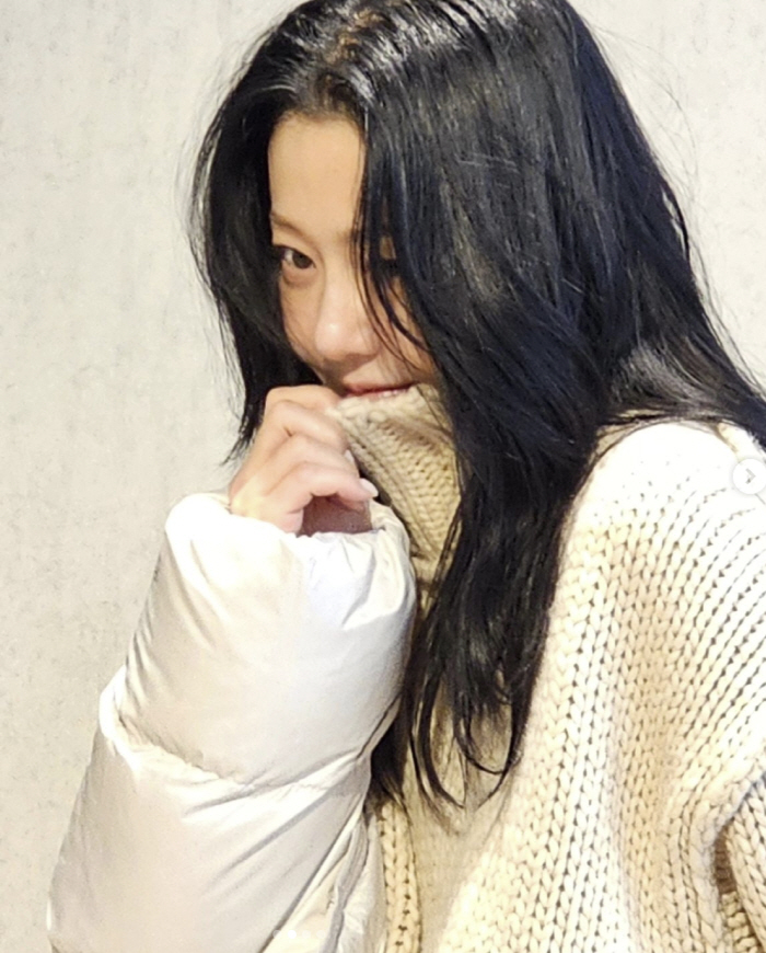 Ko Hyun-jung, the silly beauty of nagging..'Snack mukbang' while spilling crumbs on the bed