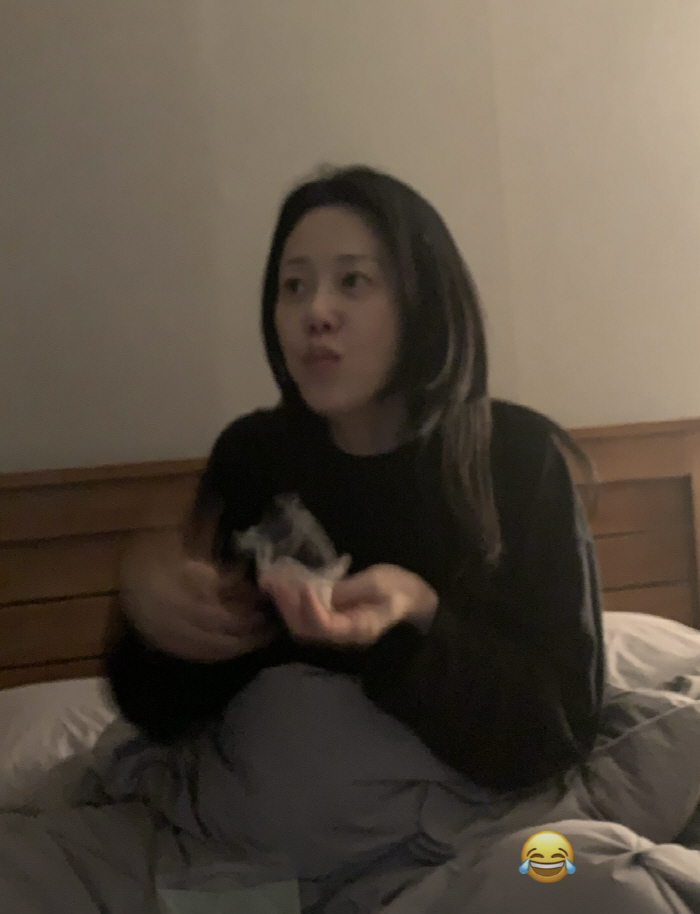 Ko Hyun-jung, the silly beauty of nagging..'Snack mukbang' while spilling crumbs on the bed