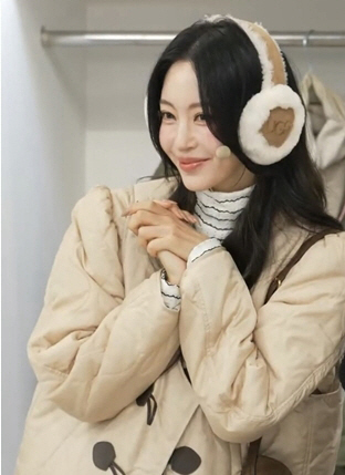 'Married 10 years younger ♥' Han Ye-seul said, 'My bank account is running out.'Complaints of side effects of shopping. (What should I wear today?)