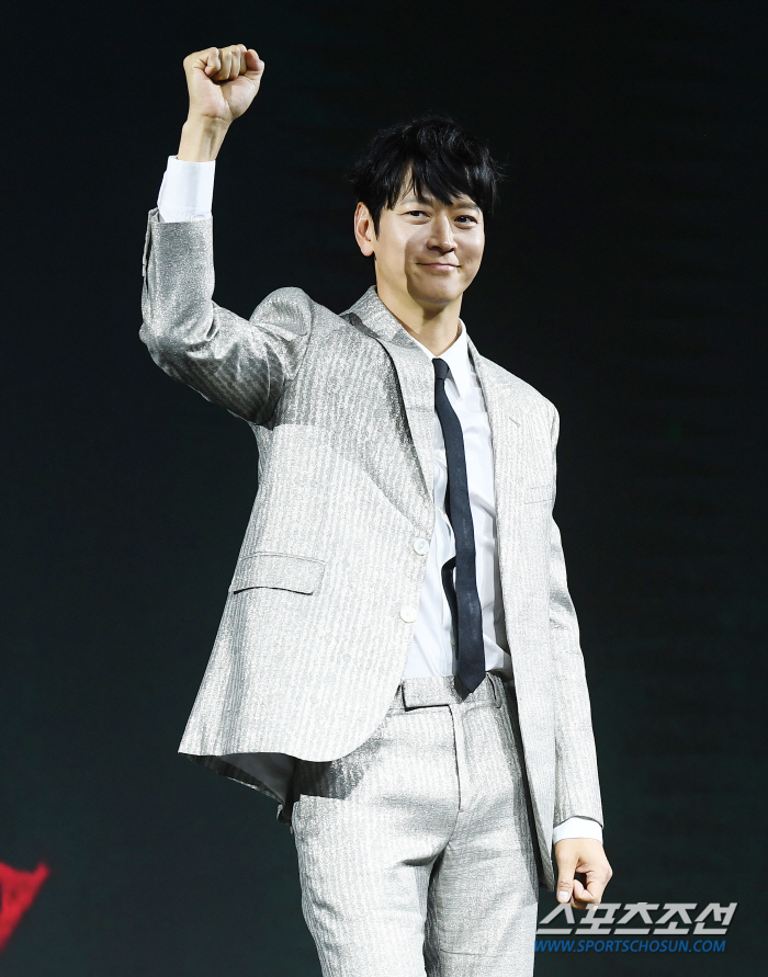  'War' Kang Dong-won's confident pose