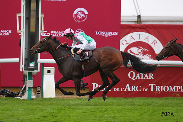  Britain's Bluestocking Wins 103rd Paris Arc de Triomphe