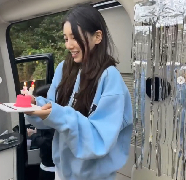 ''Sweet Genie'' Kim Woo Bin's bouquet surprise! 'Birthday Girl'A birthday party with Suzy and staff