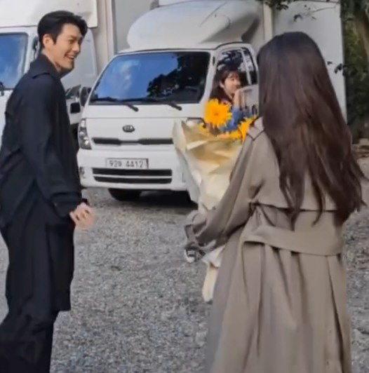 ''Sweet Genie'' Kim Woo Bin's bouquet surprise! 'Birthday Girl'A birthday party with Suzy and staff