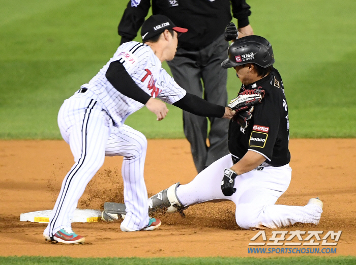 LG and Samsung will meet for the first time in 22 years since KS in 2002.' KT's rebellion ended with three starters Lim Chan-gyu, Son Joo-young, and Hernandez. LG won 4 to 1. 3 wins and 2 losses and advance to PO.
