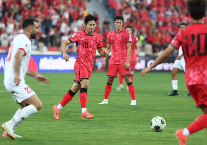 -'Hong Myungbo did it!'' South Korea, Lee Jae-sung and Oh Hyun-kyu scored consecutive goals 'Beamana' Jordan 2-0 down to avenge the devastation → Group leader 'Double slope'