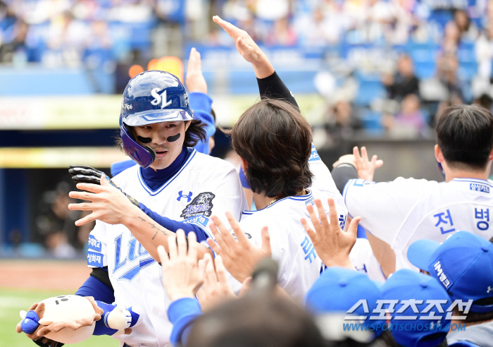 'Is it true that he scored three home runs, 14 hits, and 10 points on the first day after taking a two-week break.' Let's go to KS even if it's Eldorado.' Samsung and LG won 10-4 with nine pitchers devastated. KS odds 75.8%