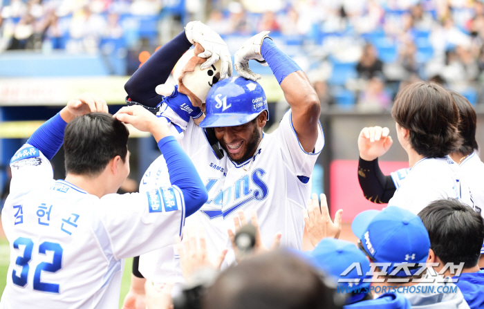 'Is it true that he scored three home runs, 14 hits, and 10 points on the first day after taking a two-week break.' Let's go to KS even if it's Eldorado.' Samsung and LG won 10-4 with nine pitchers devastated. KS odds 75.8%