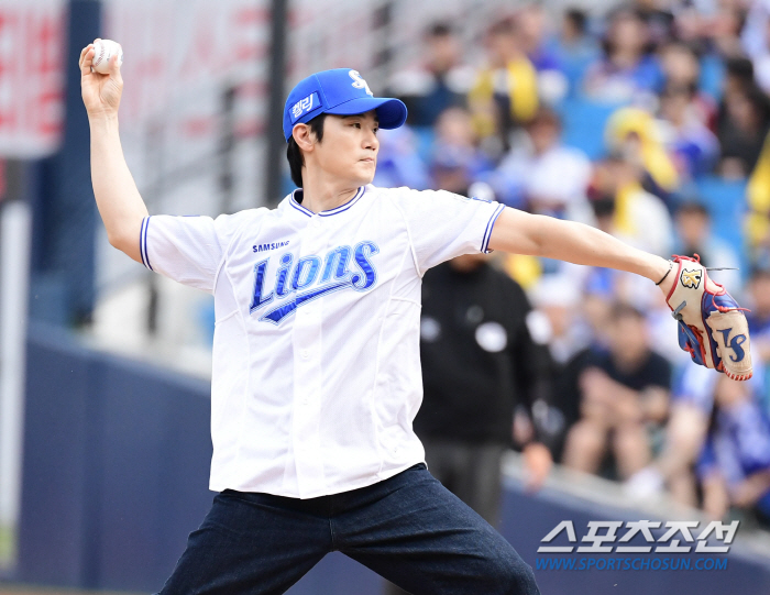 'Is it true that he scored three home runs, 14 hits, and 10 points on the first day after taking a two-week break.' Let's go to KS even if it's Eldorado.' Samsung and LG won 10-4 with nine pitchers devastated. KS odds 75.8%