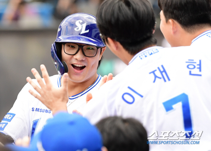 'Is it true that he scored three home runs, 14 hits, and 10 points on the first day after taking a two-week break.' Let's go to KS even if it's Eldorado.' Samsung and LG won 10-4 with nine pitchers devastated. KS odds 75.8%
