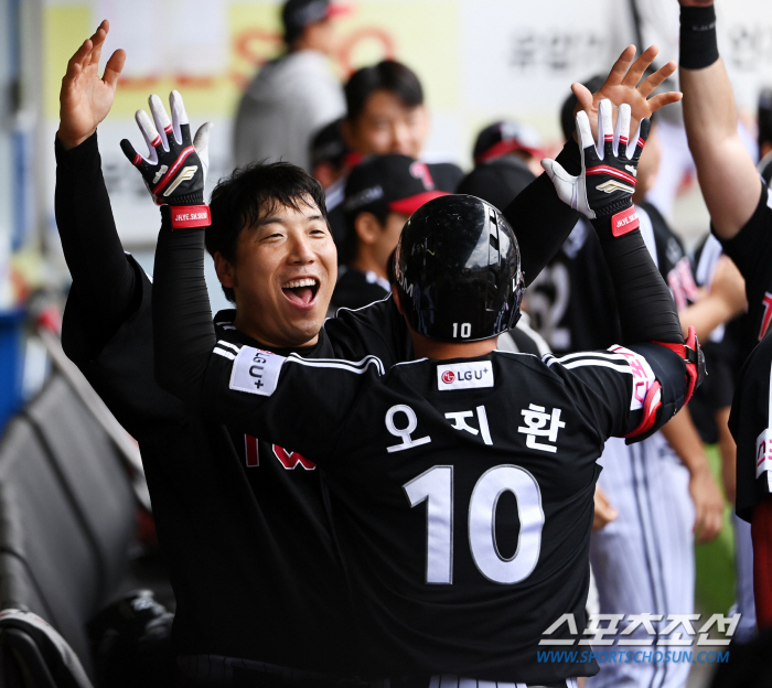 'Is it true that he scored three home runs, 14 hits, and 10 points on the first day after taking a two-week break.' Let's go to KS even if it's Eldorado.' Samsung and LG won 10-4 with nine pitchers devastated. KS odds 75.8%