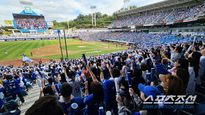 'Is it true that he scored three home runs, 14 hits, and 10 points on the first day after taking a two-week break.' Let's go to KS even if it's Eldorado.' Samsung and LG won 10-4 with nine pitchers devastated. KS odds 75.8%