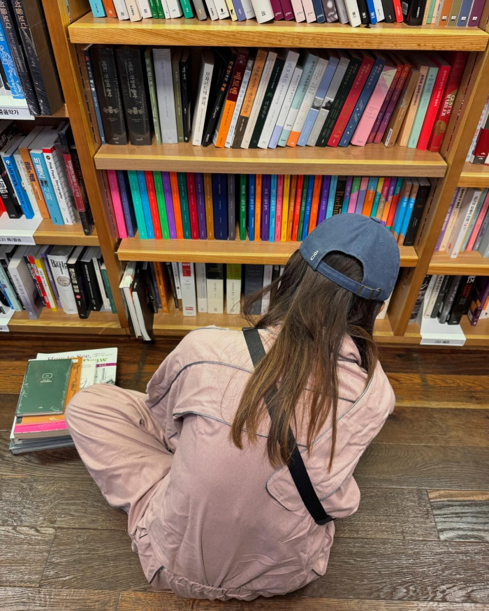 Lee Hyo-ri's outing to a large bookstore..Living in Seoul is hip, too