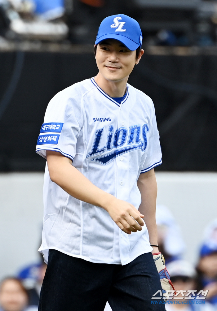  Kim Kang-woo smiles and goes to Lapak's mound