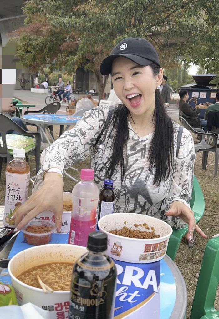 Doctor of Oriental Medicine ♥' Jang Young-ran's relentless touch in public..You look like a newly married couple even in your 15th year of marriage