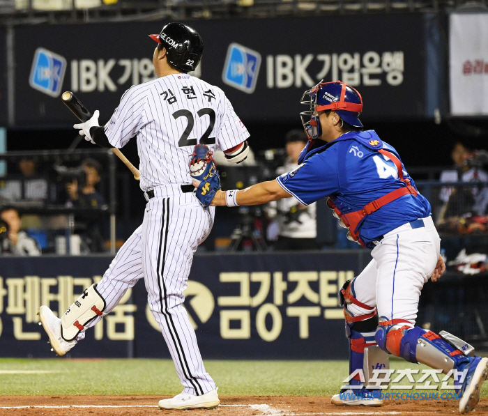 '5 billion Elin' 5.1 innings win 'El Dongwon' 3.1 innings super save LG, 1-0 cliff edge win. Good for one run with seven Samsung pitchers. Jamsil was big