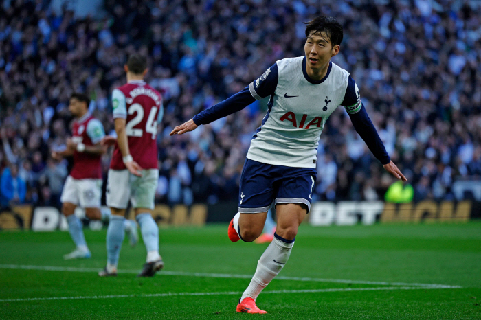   Son Heungmin! 1 goal - 1 goal - 1 goal - 1 goal - 1 goal hit! 60,000 spectators standing ovation with a hat trick-class performance