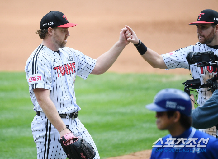 'I was worried about renewing the contract even with 13 wins...' He tore off the cliff edge of 153km 'Life2' 6 innings, 1 hit and 8K scoreless. Let's go to Daegu. 