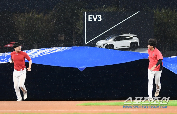 'Can't believe this right before the game' was put on a huge tarpaulin. Eventually, the first game was delayed