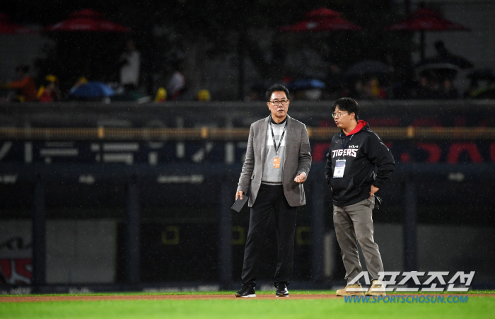 'Can't believe this right before the game' was put on a huge tarpaulin. Eventually, the first game was delayed