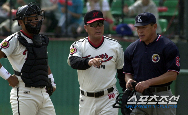 'I didn't know I was grateful when I was shining' Former KIA manager Kim Sung-han published an autobiography looking back on his 50-year baseball career, and a commemorative event for the publication of Gwangju Book on November 1st