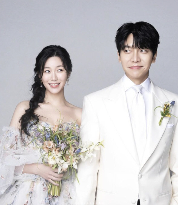 Lee Seung-gi ♥ Lee Da-in captures his first two-shot since marriage...Hold hands and be sweet 'New Wedding Guest' 