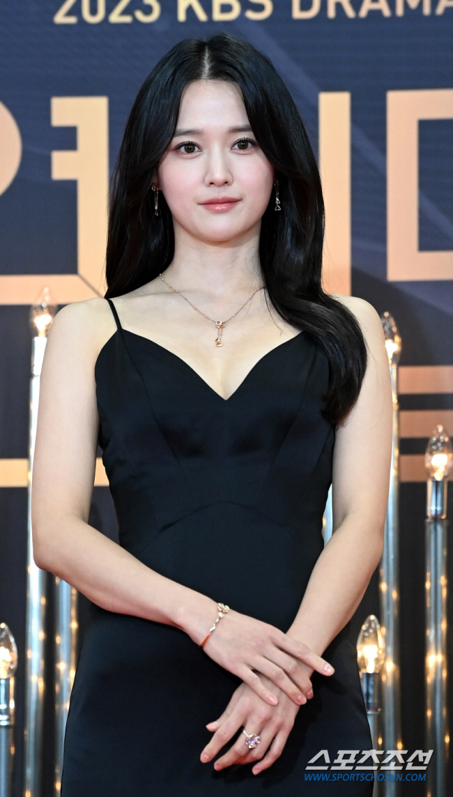  Nam Bo-ra was surprised by the size of a diamond with a businessman of the same age