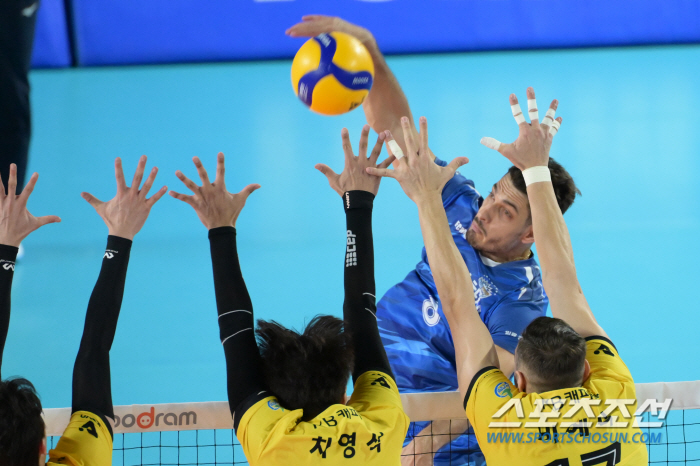 Grosdanov scored 27 points, Samsung Fire & Marine Insurance won the opening game 3-1 over KB Insurance, the head coach resigned.