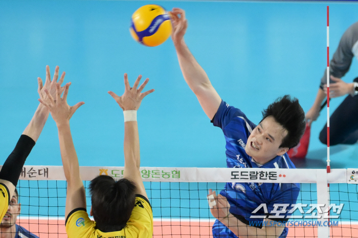 Grosdanov scored 27 points, Samsung Fire & Marine Insurance won the opening game 3-1 over KB Insurance, the head coach resigned.